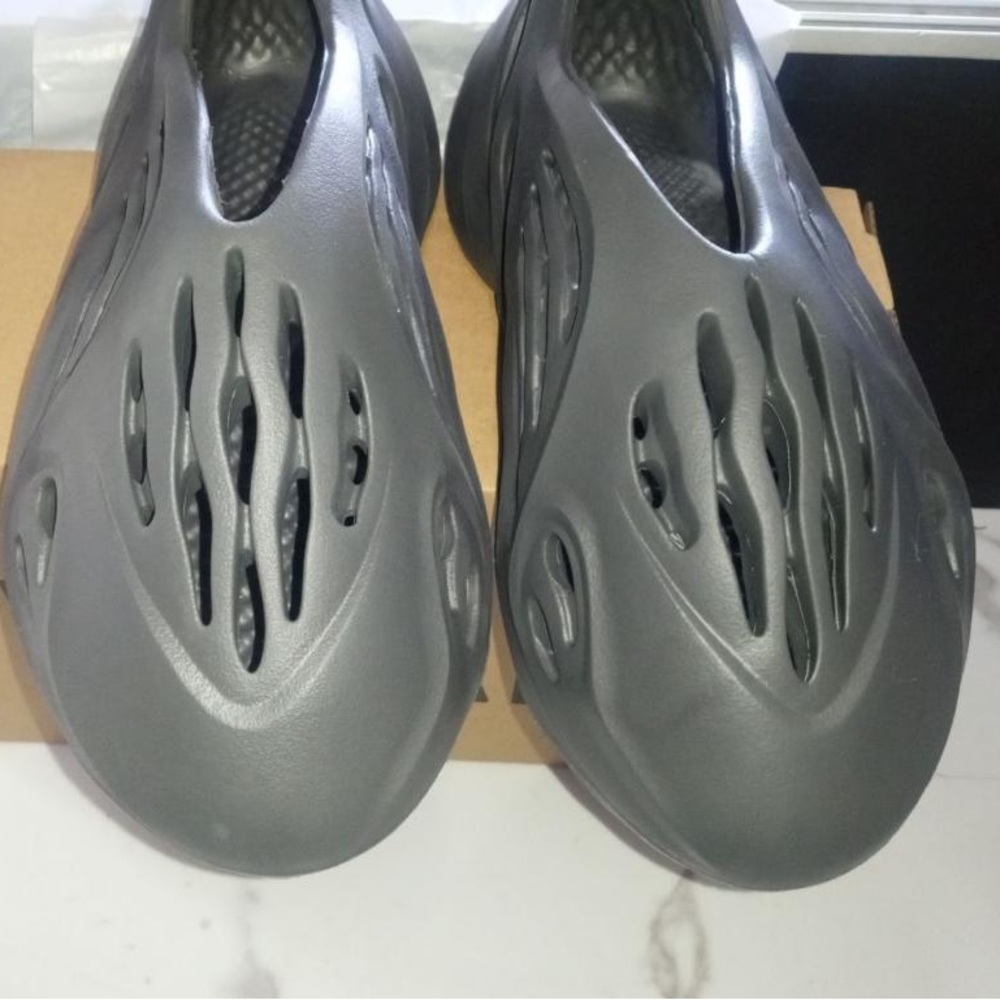 Adidas Yeezy foam runners onyx siz 7 woman’s